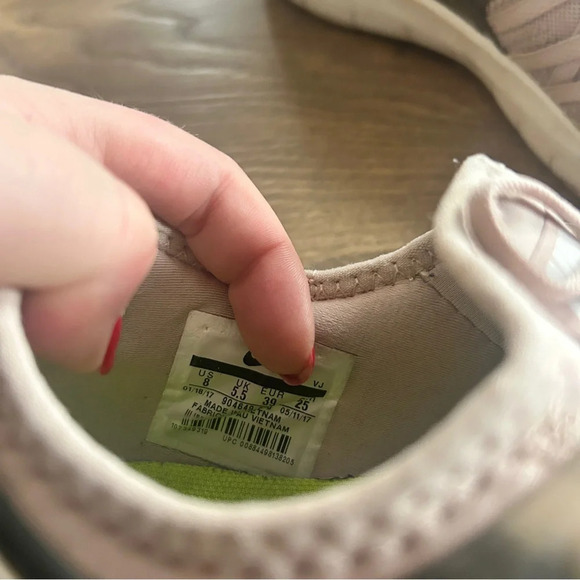 Light pink Nike shoes - Picture 3 of 7